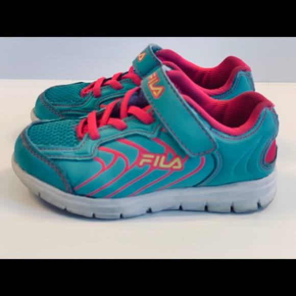 Fila girl velcro sneaker blemish on the toe - Picture 6 of 7